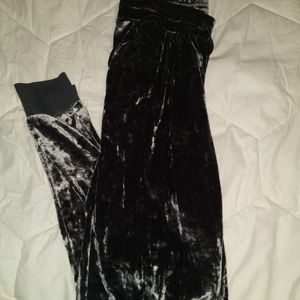 I am selling a pair of Secret Treasure sweatpants. Unisex size small. Very soft!